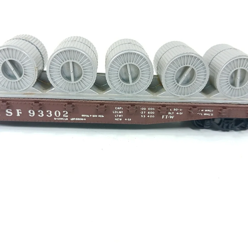 HO Scale Santa Fe ATSF 93302 Flat Car with 7 Cable Spool Loads Brown Railcar